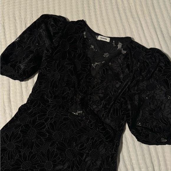 Sandro Ellen Velvet Scallop Maxi Black Noir Floral
Black Dress size 40/10 NWOT - Picture 10 of 16
